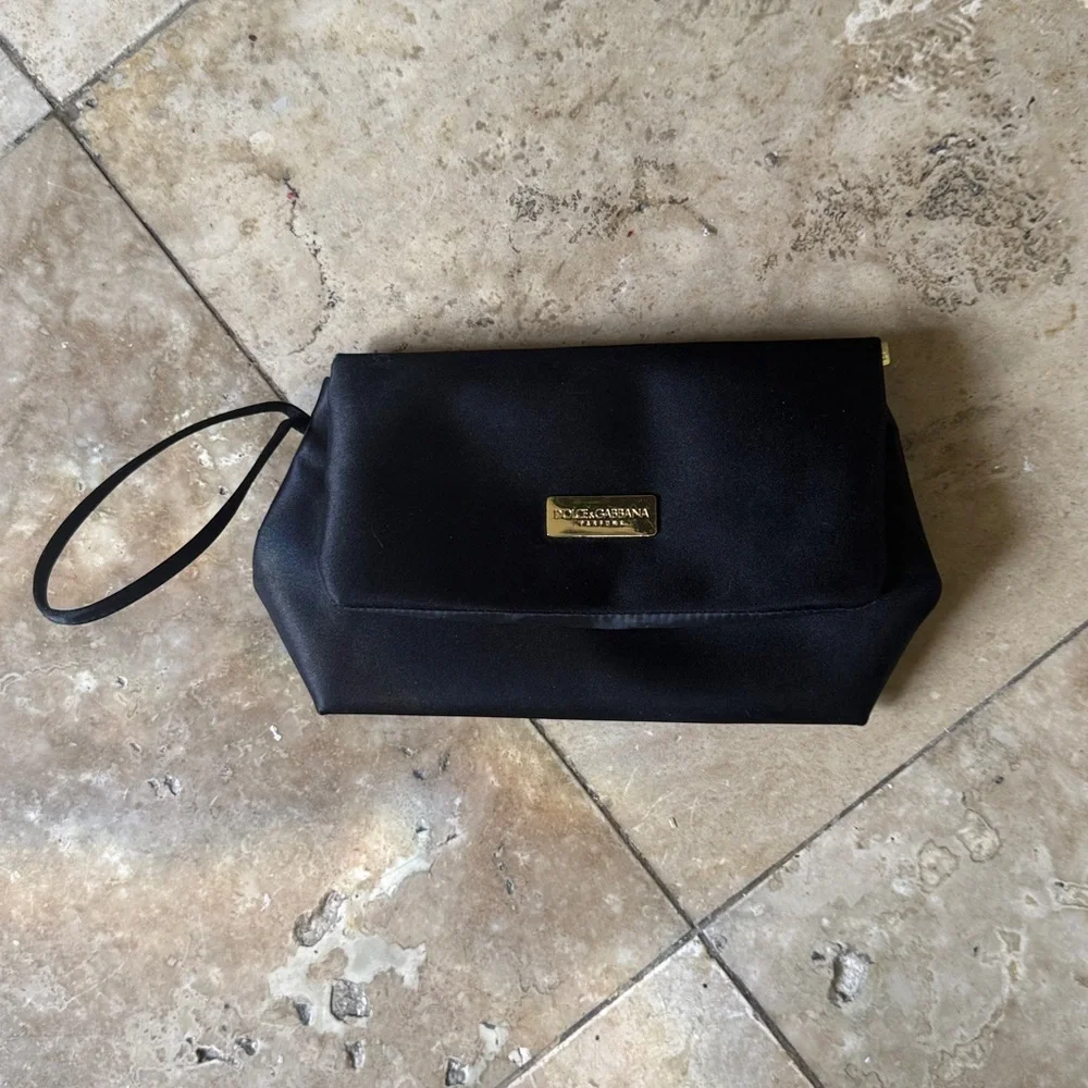 DOLCE and GABBANA PARFUMS ladies Black wristlet excellent condition silky feel